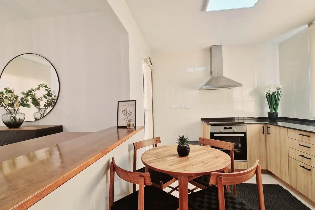 Chique keukengedeelte met stijlvolle kasten en eetgedeelte in een 3-slaapkamer villa, gelegen in Lorca, Spanje.