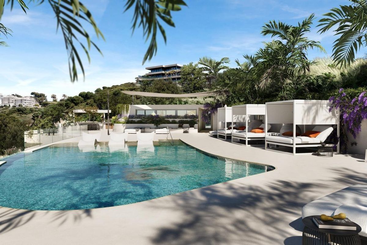 Mooie poolarea omringd door weelderig groen in Benalmádena. Ontspannen cabana's verhogen de luxe.