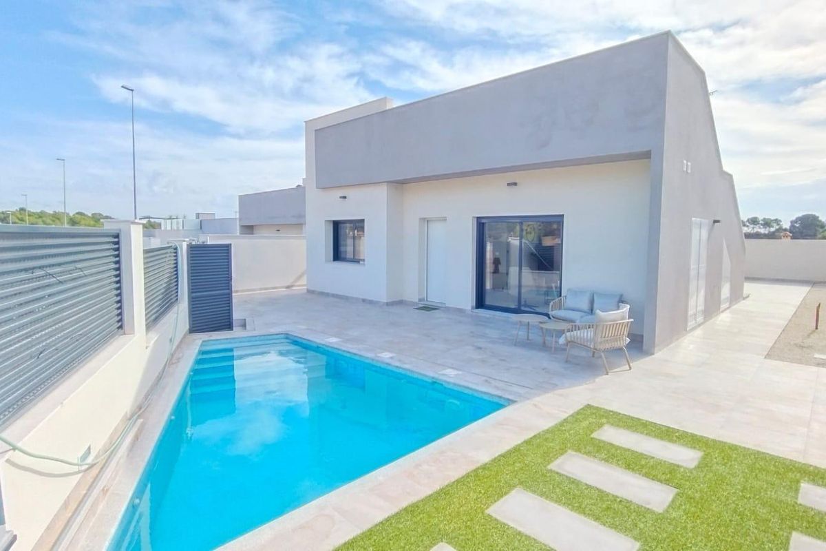 Buitenkant van een moderne villa met een privézwembad in Pilar de La Horadada, Costa Blanca Zuid.