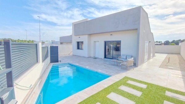 Buitenkant van een moderne villa met een privézwembad in Pilar de La Horadada, Costa Blanca Zuid.