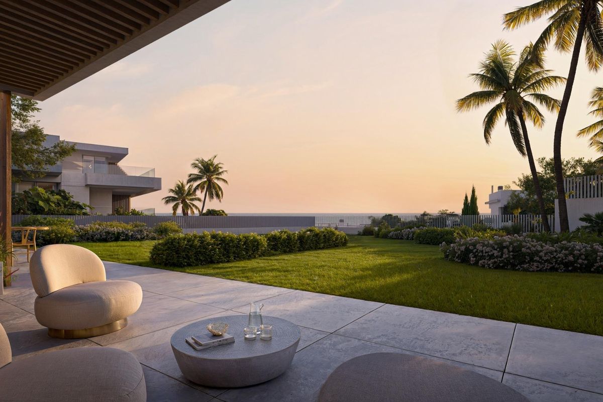 Weelderig tuingebied rondom het penthouse in Mijas, met palmbomen en open buitenruimte.