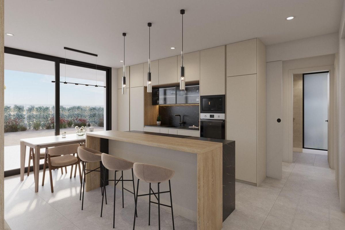 Moderne keuken in de villa in Fuente Álamo, met strakke kasten en een ruime eilandopstelling.