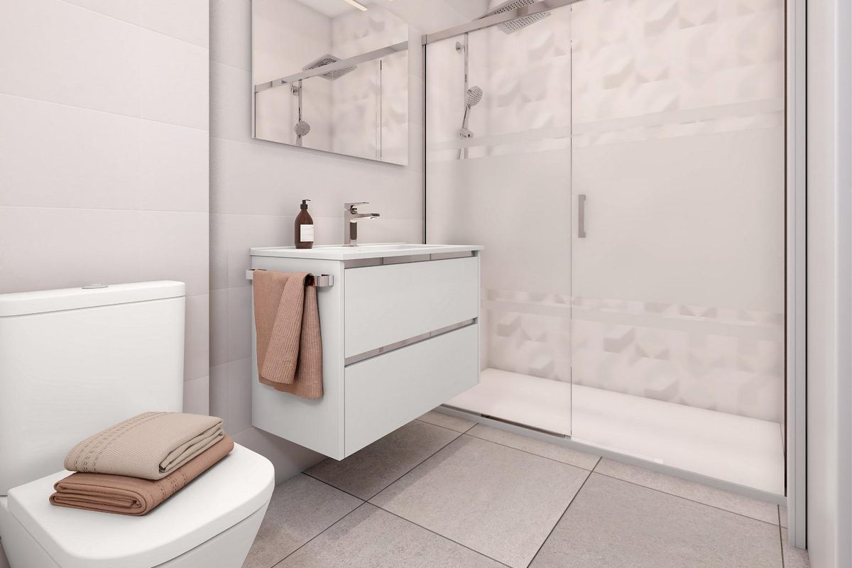 Moderne badkamer in La Manga del Mar Menor, met een inloopdouche en stijlvolle accessoires.