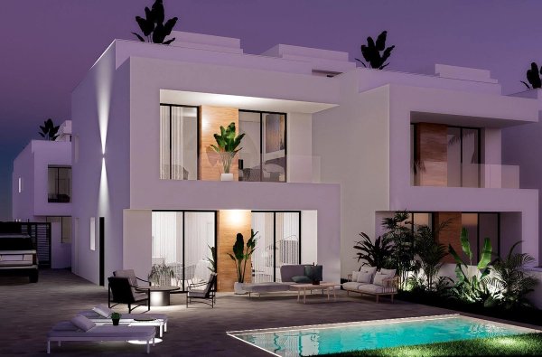 Moderne 3-slaapkamer villa in Orihuela Costa met een zwembad, terras en tropische beplanting bij schemering.