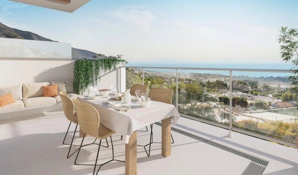 Eetruimte op het terras met uitzicht op zee in een 3-slaapkamer penthouse in Benalmádena, Costa del Sol.