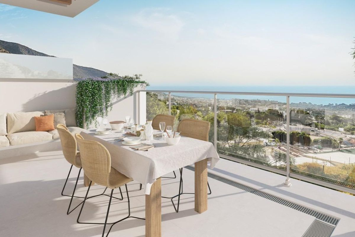 Penthouse terras met eettafel en prachtig zeezicht in Benalmádena, Costa del Sol.