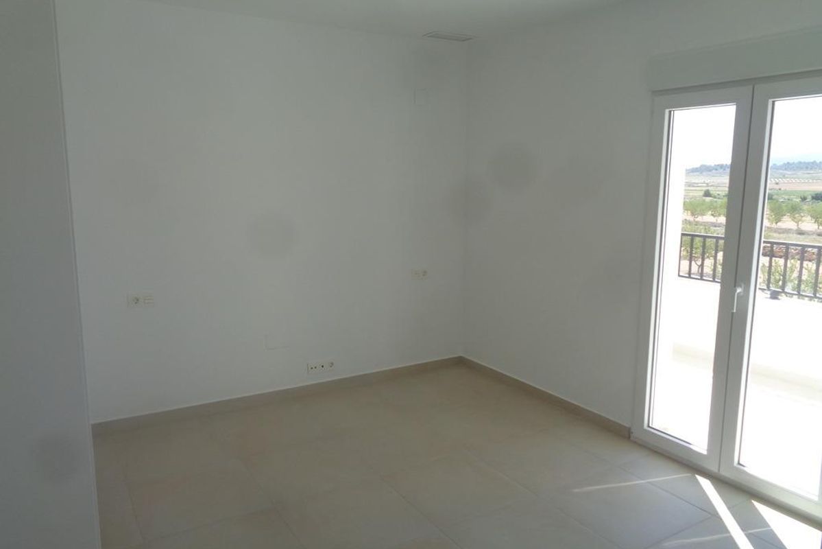 Lege slaapkamer in de 4-slaapkamer villa in Pinoso, Costa Blanca Zuid, met natuurlijk licht en minimalistisch ontwerp.