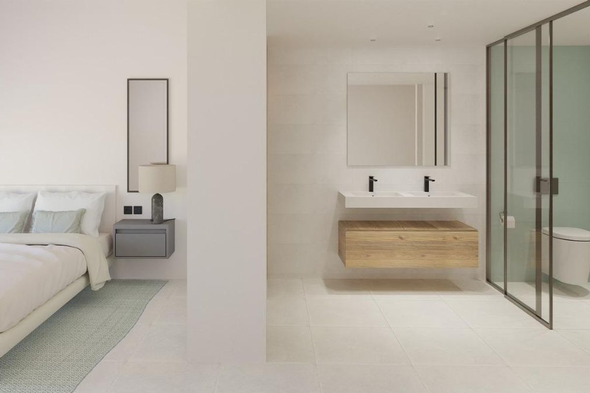 Ruime slaapkamer met en-suite badkamer in een 2-slaapkamer appartement in Torrevieja, Costa Blanca.