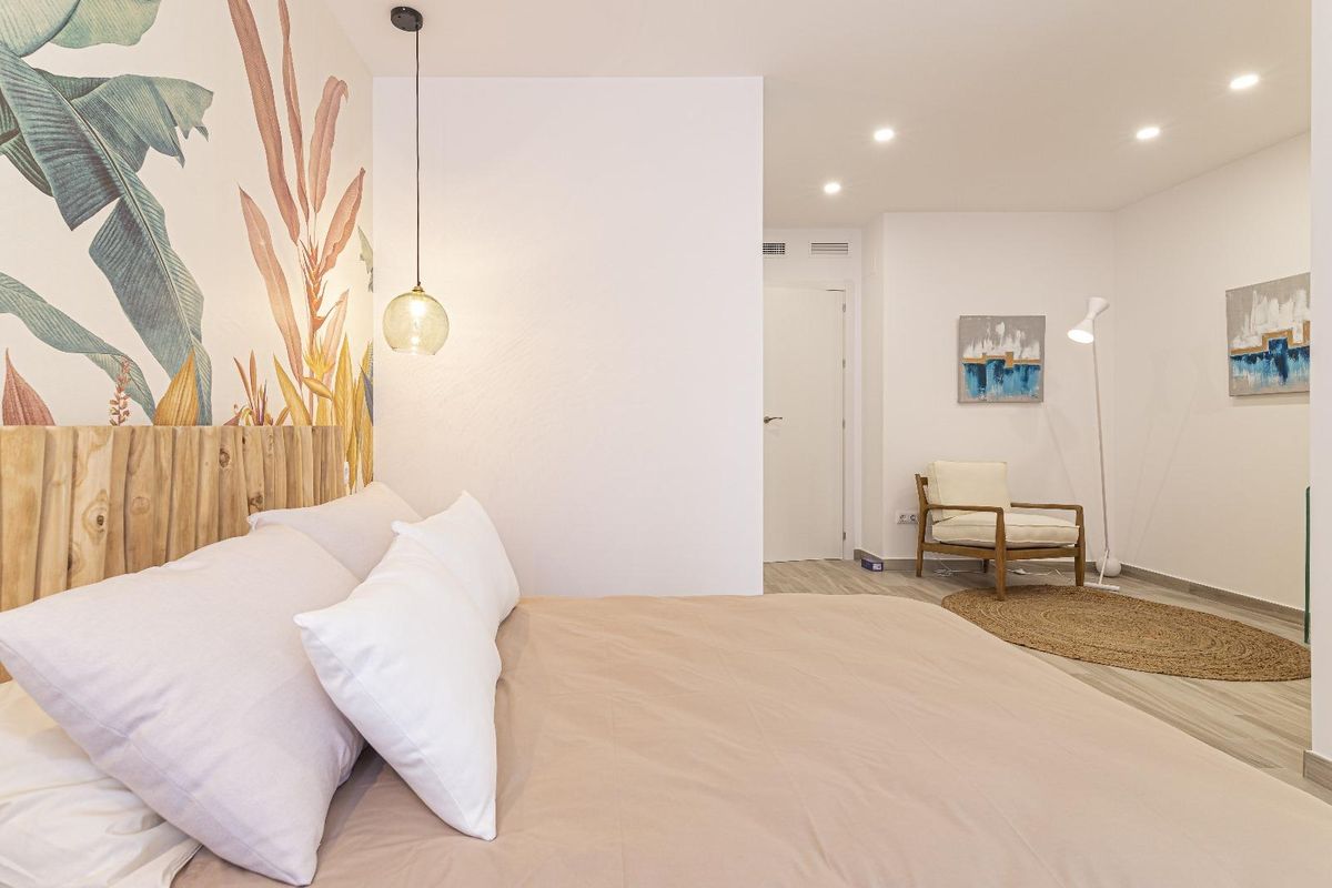 Elegante slaapkamer met stijlvolle decoratie en comfortabel beddengoed in een townhouse in La Manga.