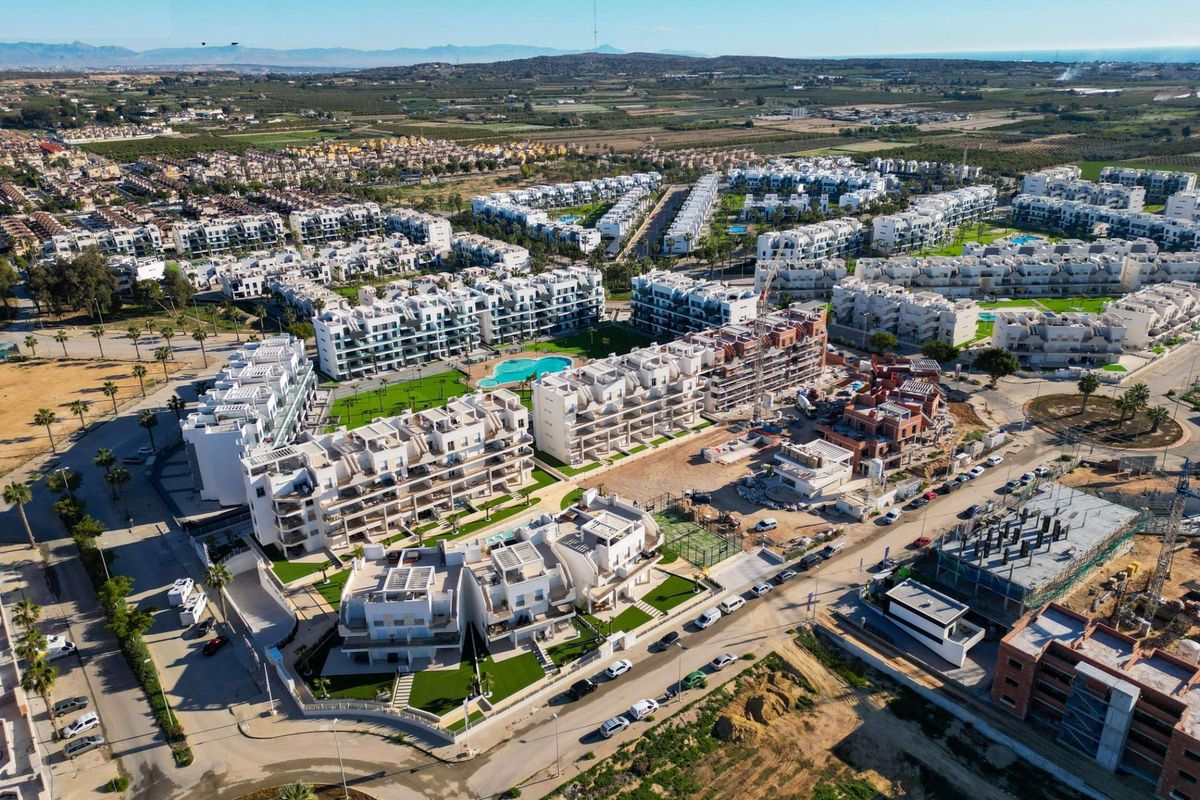 Luchtfoto van een nieuw woongebied met meerdere appartementsgebouwen in Guardamar del Segura, Costa Blanca Zuid.