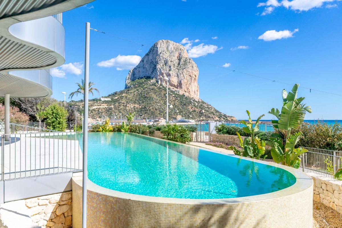 Zelfde uitzicht op het infinity pool met uitzicht op de zee en bergen in Calpe, perfect voor ontspanning.