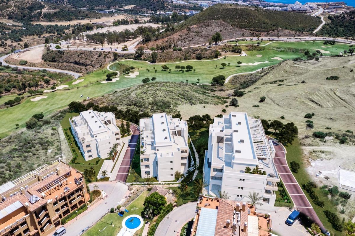 Luchtfoto van appartementen en golfbaan in Mijas, Costa del Sol.