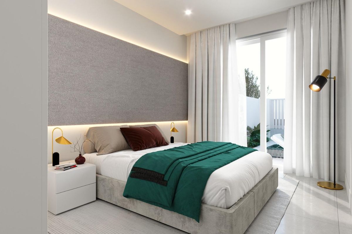 Gezellige slaapkamer met modern design en directe toegang tot de tuin van de villa.