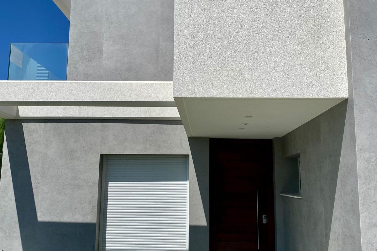 Ingang van de villa in Finestrat, met een moderne deur en strakke lijnen.