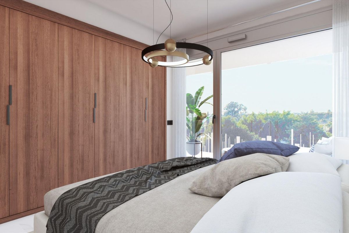 Heldere slaapkamer in een 3-slaapkamerappartement in Marbella, Costa del Sol, met inbouwkasten en toegang tot het balkon.