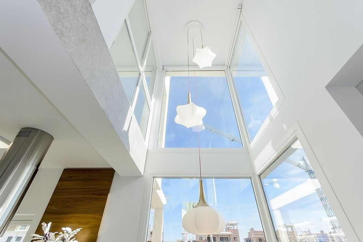 Heldere interieur van de villa in Vera, Costa de Almeria, met moderne verlichting en grote ramen.