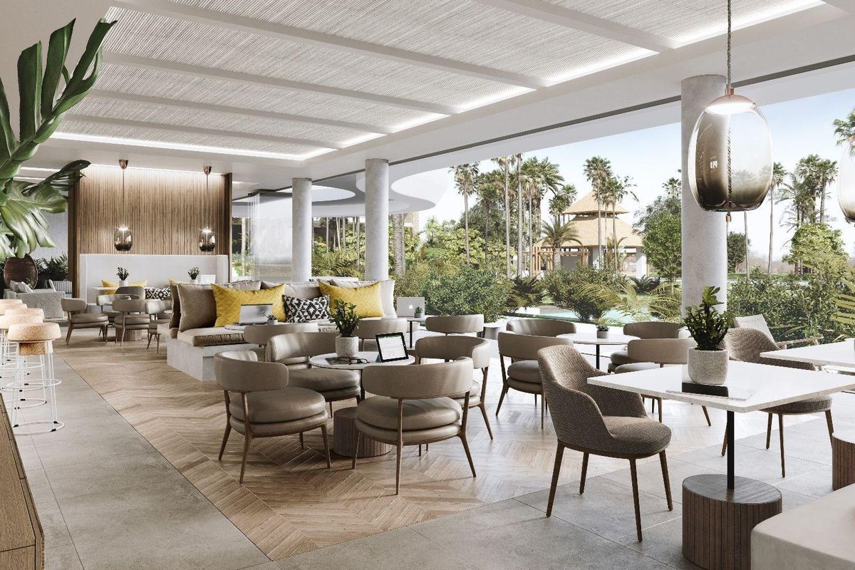 Uitnodigende lounge met uitzicht op de tuin, perfect om te ontspannen in het luxe 3-slaapkamer appartement in Estepona.