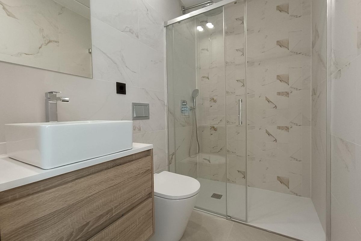 Moderne badkamer met inloopdouche en stijlvolle wastafel in Benijofar, Costa Blanca Zuid.