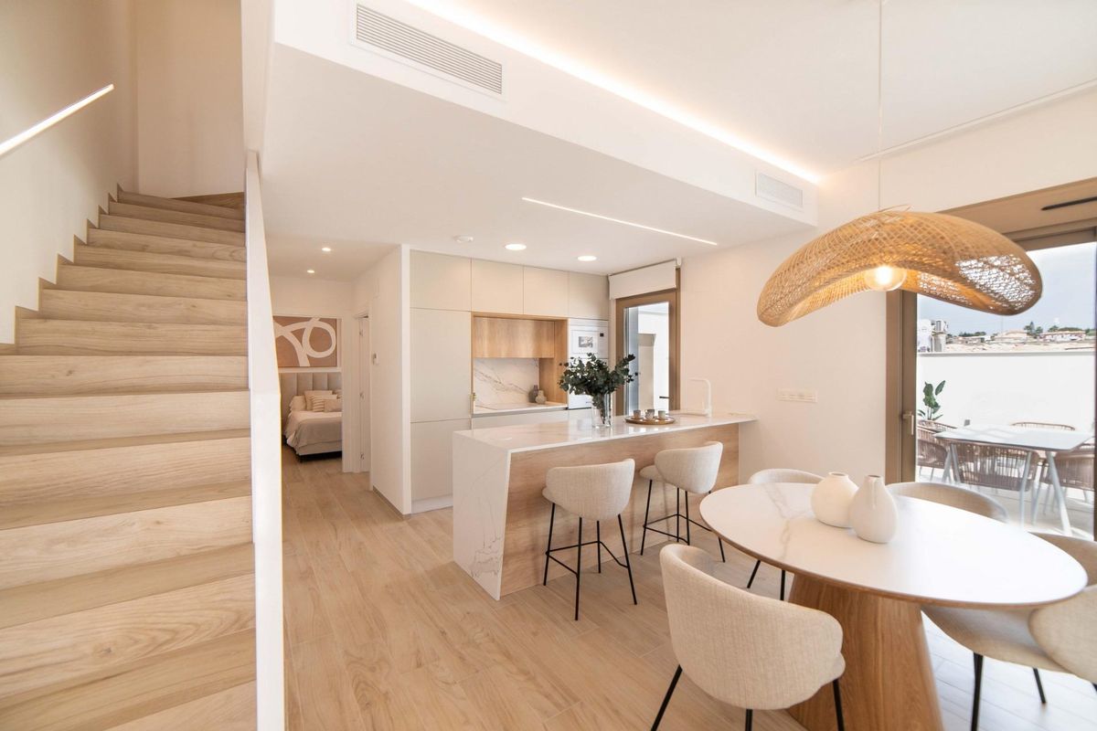 Heldere binnenkant van de villa in Rojales, met een moderne keuken en eetruimte met stijlvolle decoratie.