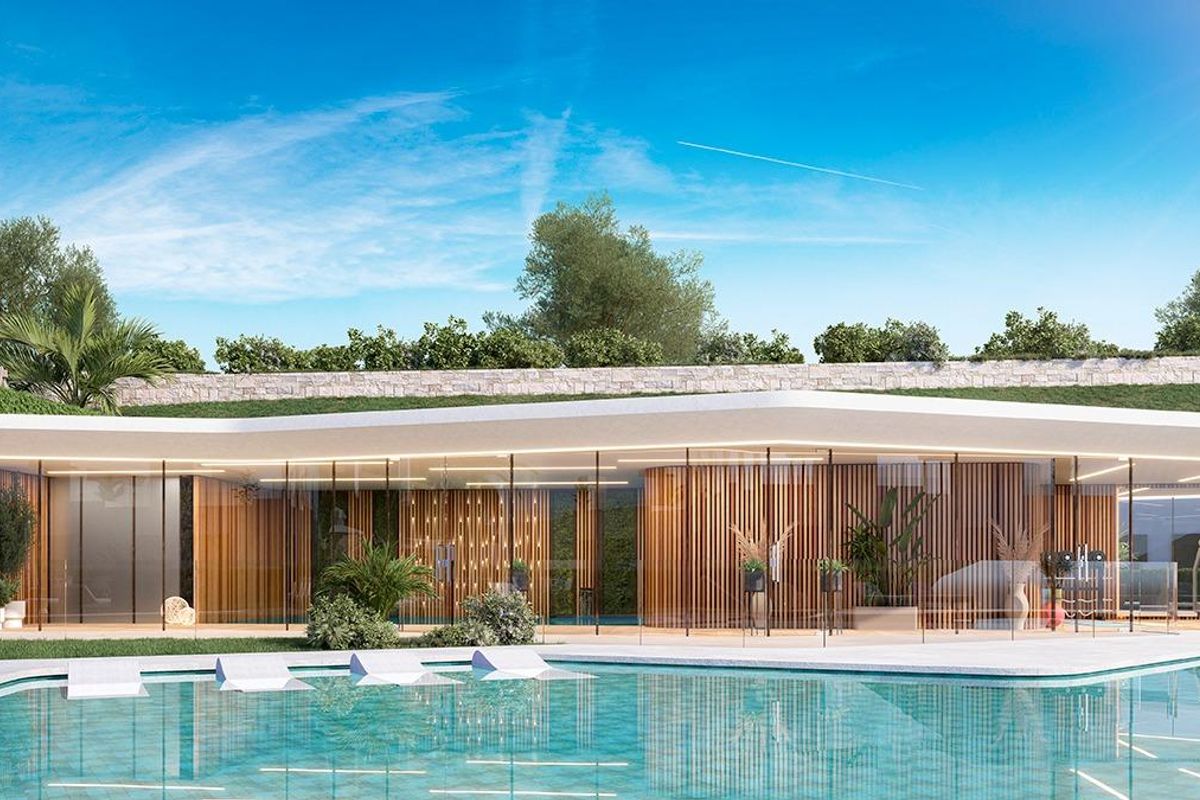 Contemporary zwembadgebied met houten accenten in Mijas, Costa del Sol, te midden van weelderig groen.