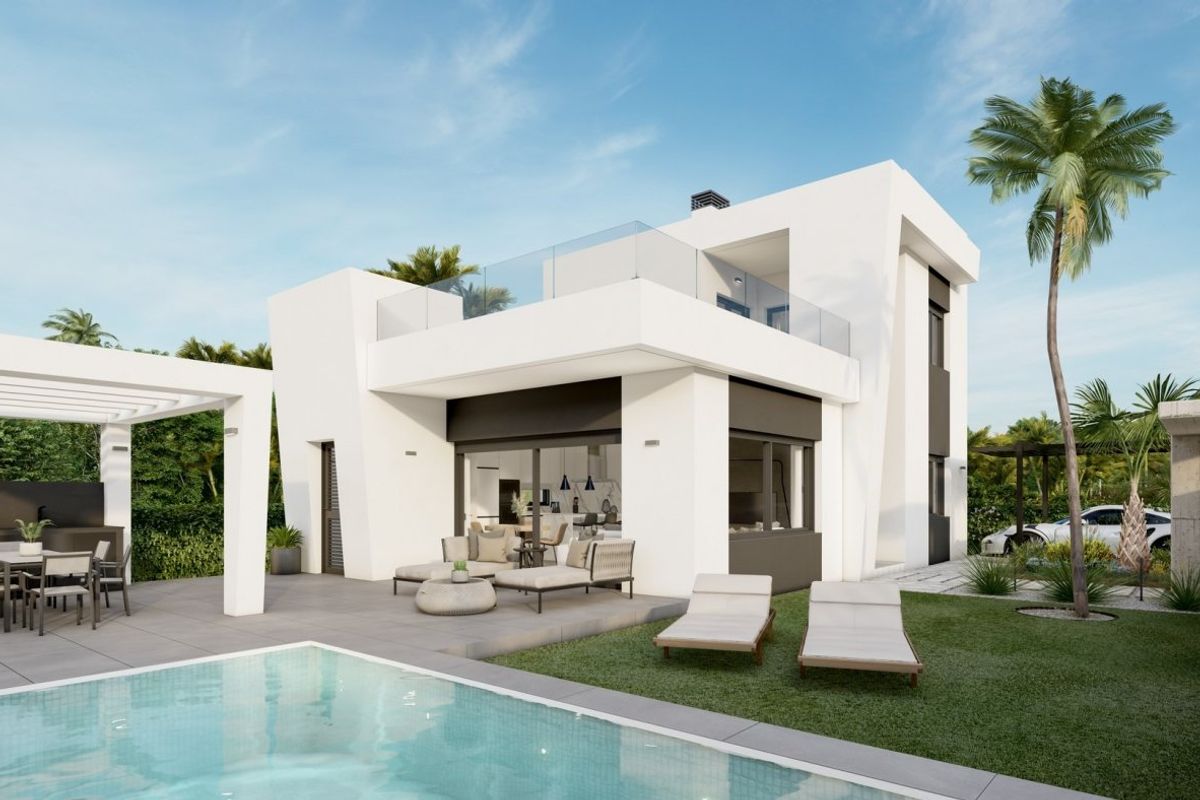 Moderne 3-slaapkamer villa met terras en zwembad in Orihuela Costa, Spanje, met weelderig groen en zitplaatsen buiten.