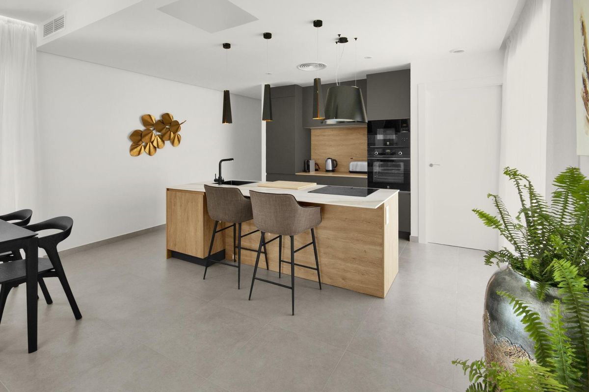 Strakke keuken met moderne apparaten en zitgedeelte in de villa gelegen in Baños y Mendigo.