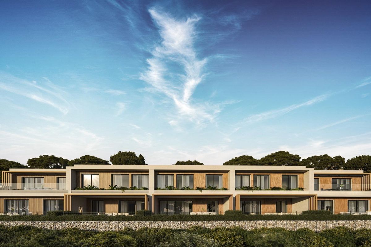 Buitenaanzicht van een 4-slaapkamer townhouse in Mijas, Costa del Sol, met moderne architectuur en omliggende natuur.