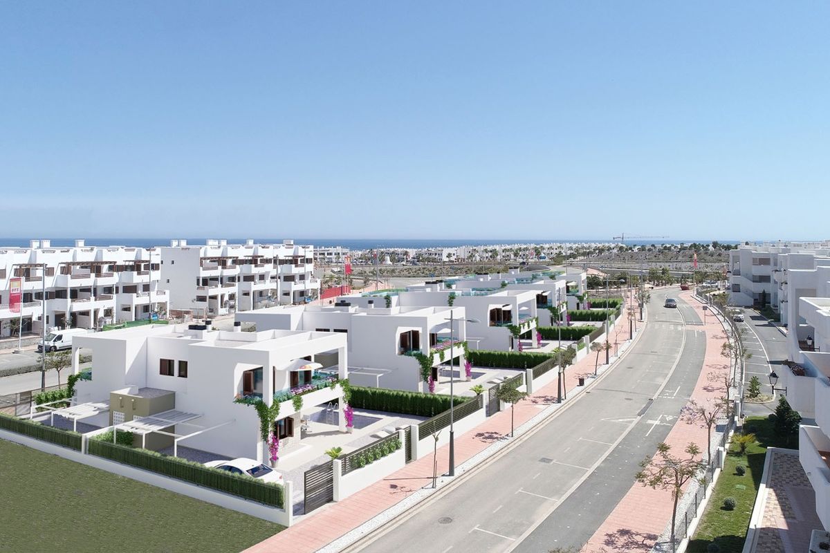 Luchtfoto van kustgebonden residentiële ontwikkeling met witte gebouwen en zee op de achtergrond, Mar de Pulpi