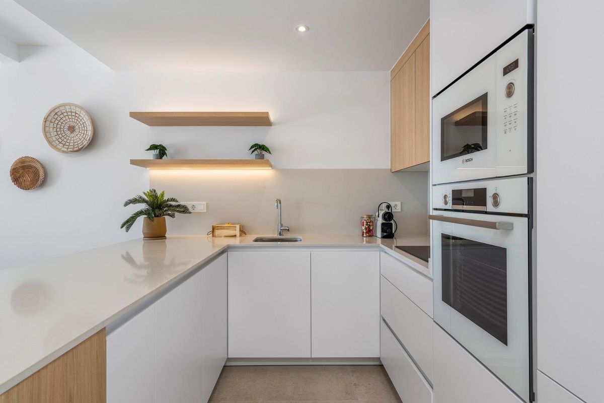 Strakke keuken met moderne apparaten en minimalistisch design in een 3-kamerappartement in Dolores.