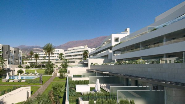 Buitenzicht op modern appartementencomplex met aangelegde tuinen, gelegen in Estepona, Costa del Sol.