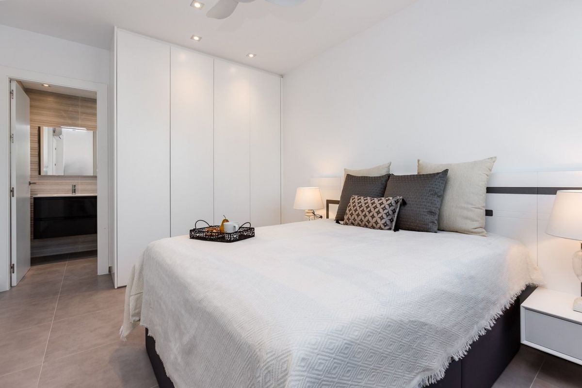 Gezellige en uitnodigende slaapkamer in een moderne villa met 3 slaapkamers in Pilar de La Horadada, met elegante decoratie.