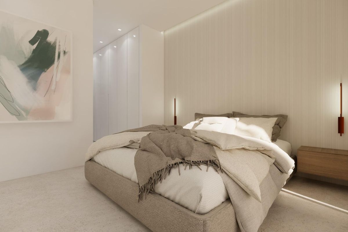 Gezellige slaapkamer met neutrale tinten en moderne verlichting, onderdeel van een 3-slaapkamer huis in Dolores, Spanje.