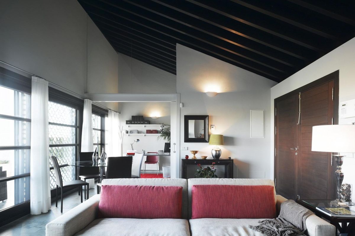 Heldere woonkamer van de 4-slaapkamer villa met hoge plafonds en stijlvolle meubels in Sucina, Costa Calida.