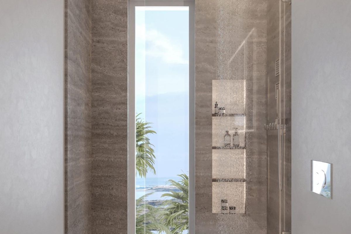 Strakke badkamer met moderne douche en uitzicht op palmbomen in een villa gelegen in Mijas, Costa del Sol.