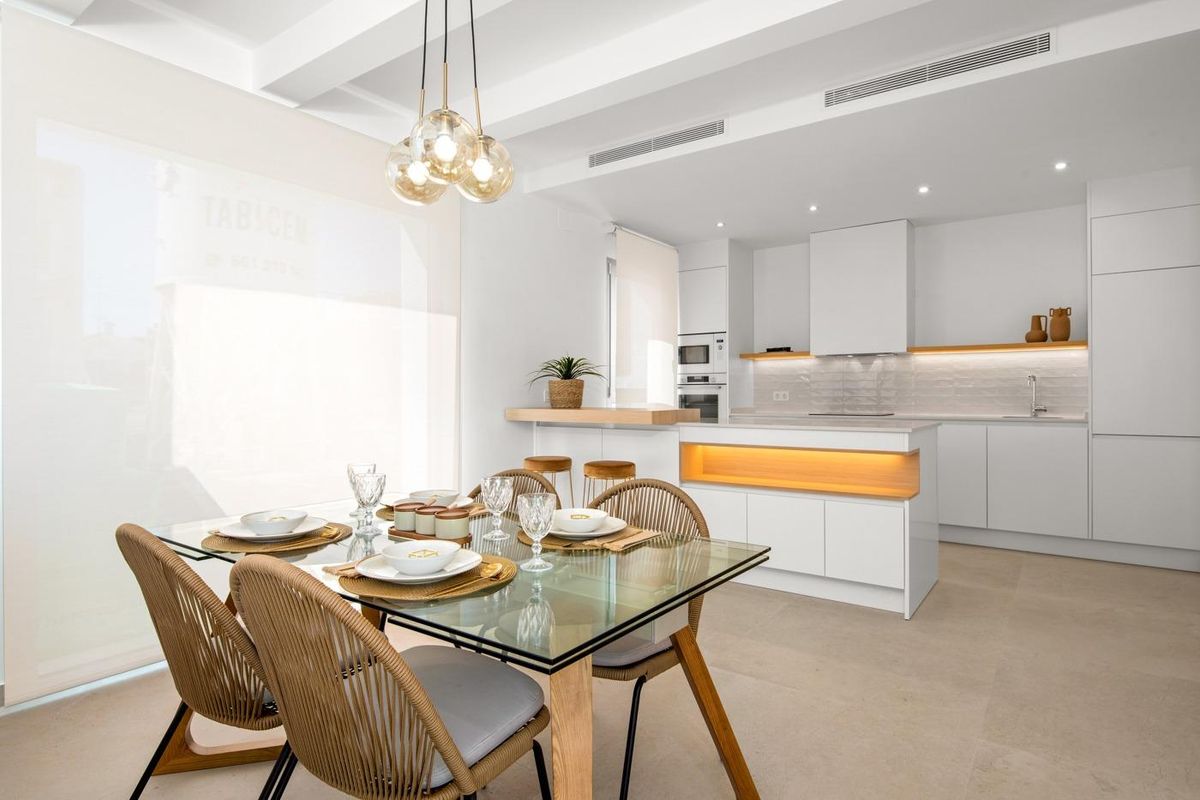 Stijlvolle moderne keuken in een 3-slaapkamer villa, Benijofar, met stijlvolle verlichting en functionele ontwerpelementen.