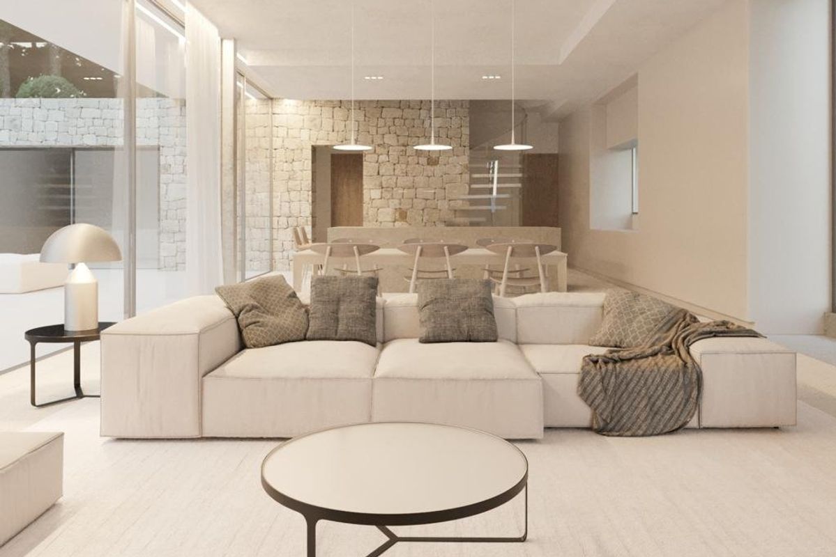 Gezellige woonkamer van de villa met bank en uitzicht op de eetruimte in Moraira Teulada.