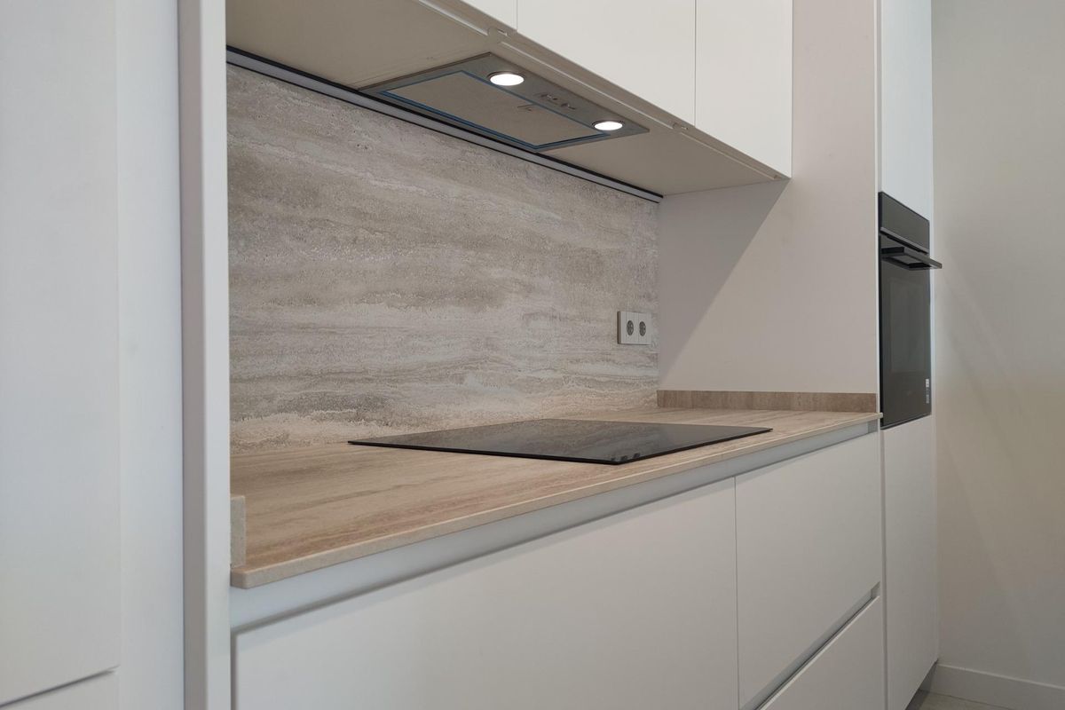 Chique keuken met moderne kasten en apparaten, gelegen in Rojales, Costa Blanca Zuid.