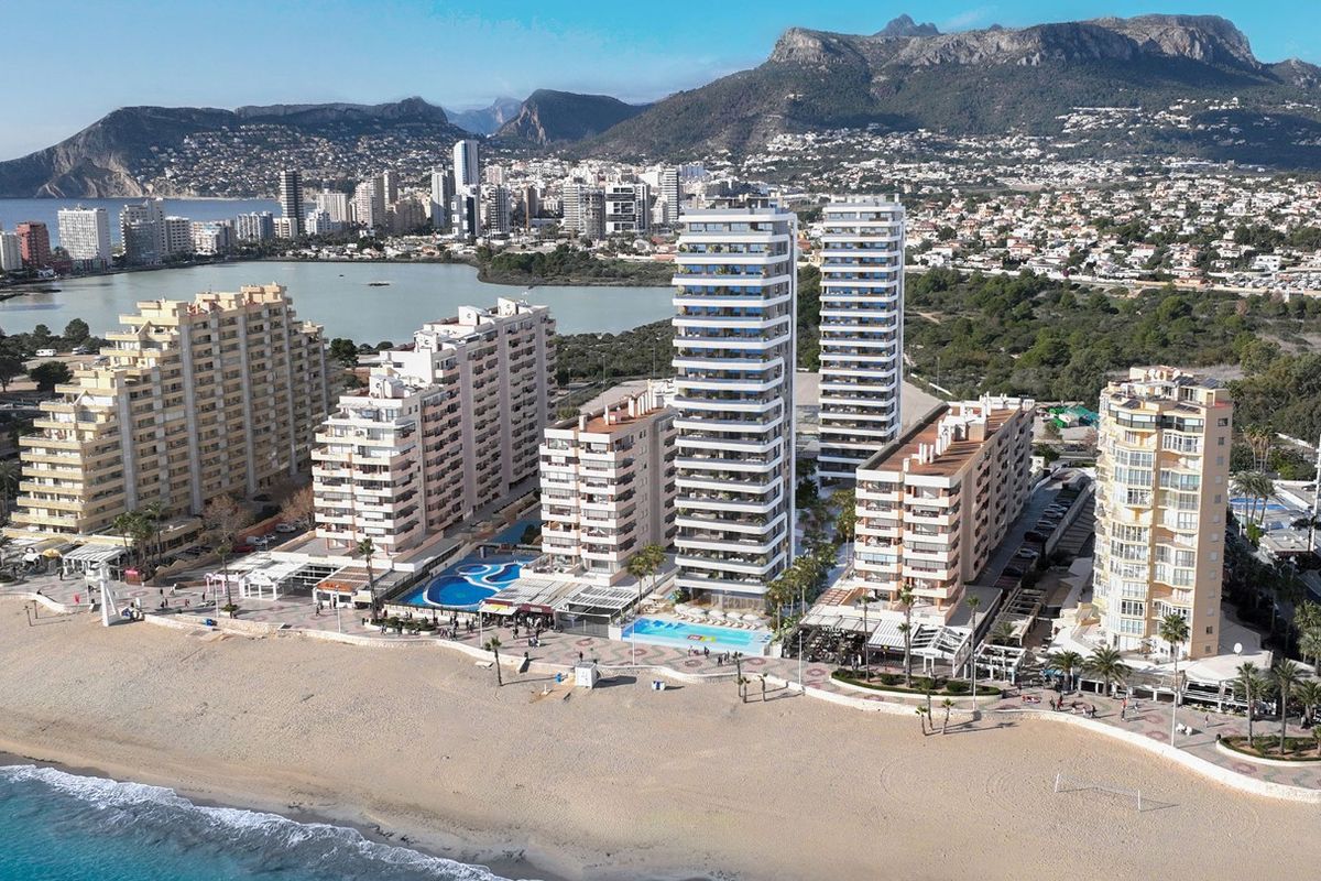 Luchtfoto van een appartementencomplex aan de kust in Calpe, Spanje, dichtbij het strand en de bergen.