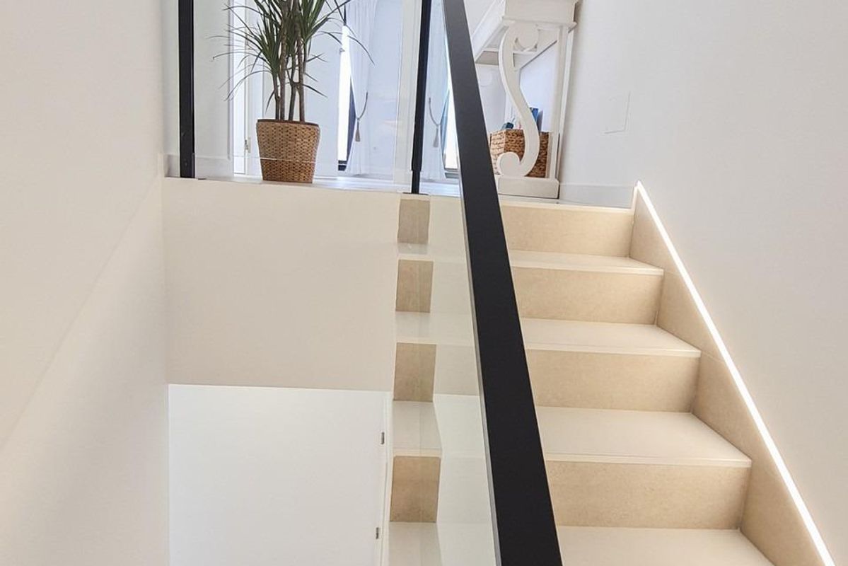 Trappen die leiden naar de bovenverdieping van een moderne drie-slaapkamer townhouse in San Pedro del Pinatar.