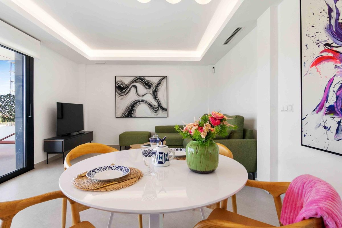 Gezellige eetruimte in een moderne 3-slaapkamer villa in Rojales, met stijlvolle decoratie.