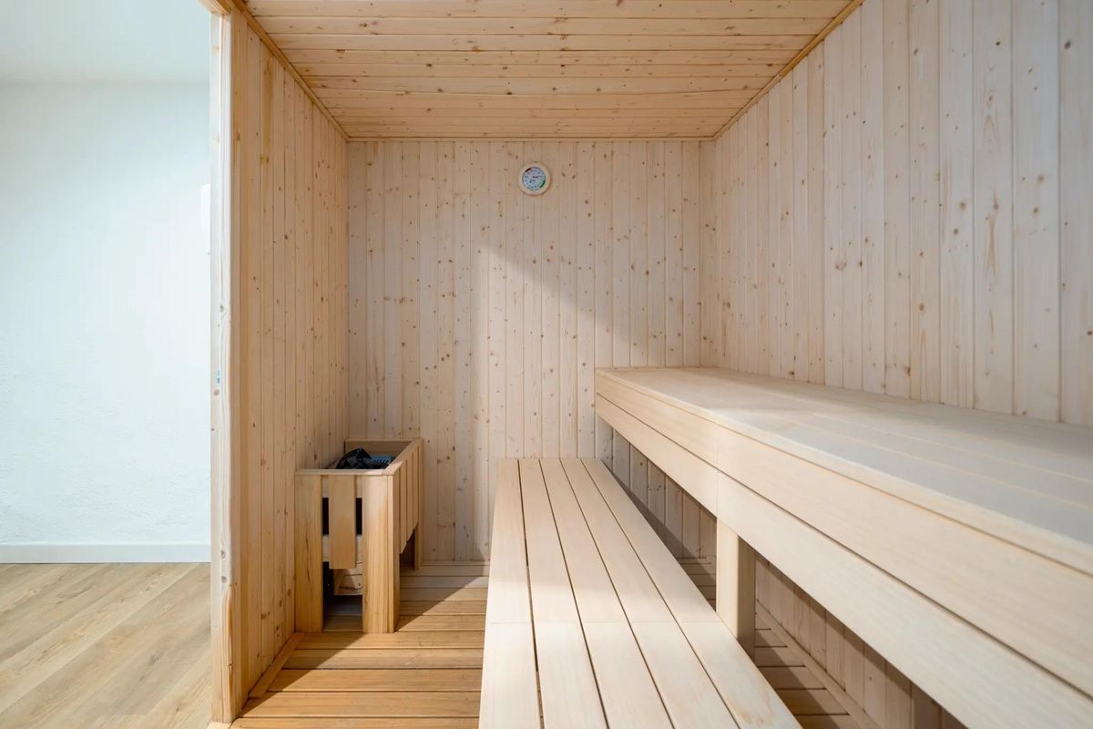 Ontspannende saunaruimte met houten interieur, onderdeel van de voorzieningen in het appartementencomplex in Monachil.