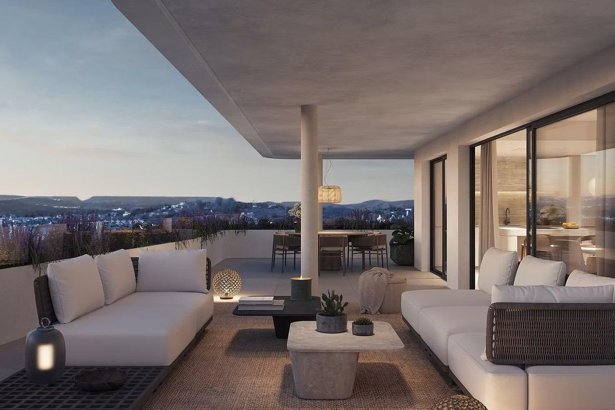 Ruimtelijk terras met modern meubilair met uitzicht in Estepona, een 2-slaapkamer penthouse in Costa del Sol.