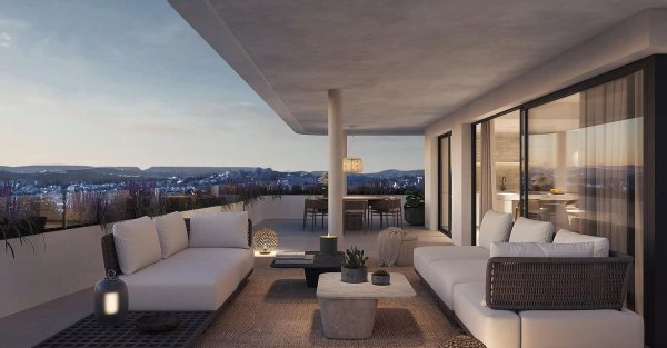 Ruimtelijk terras met modern meubilair met uitzicht in Estepona, een 2-slaapkamer penthouse in Costa del Sol.