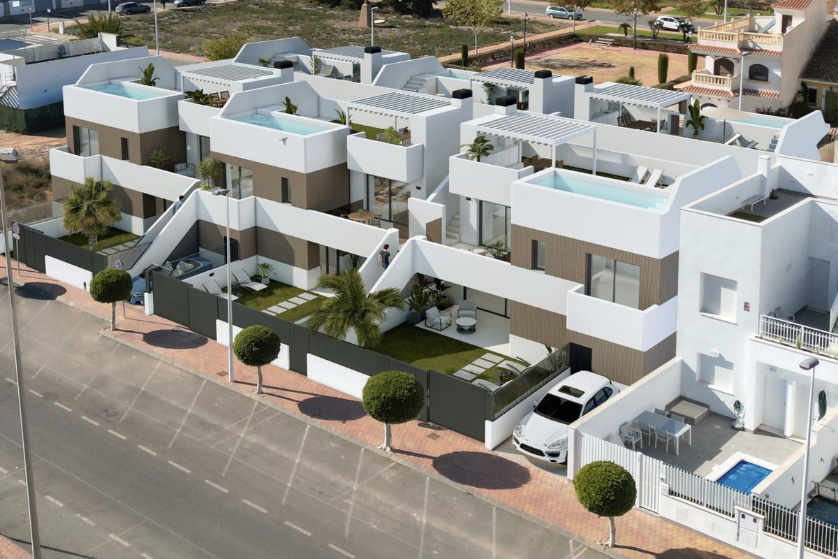 Luchtfoto van meerdere moderne appartementen en een zwembad in San Pedro del Pinatar, Costa Calida.