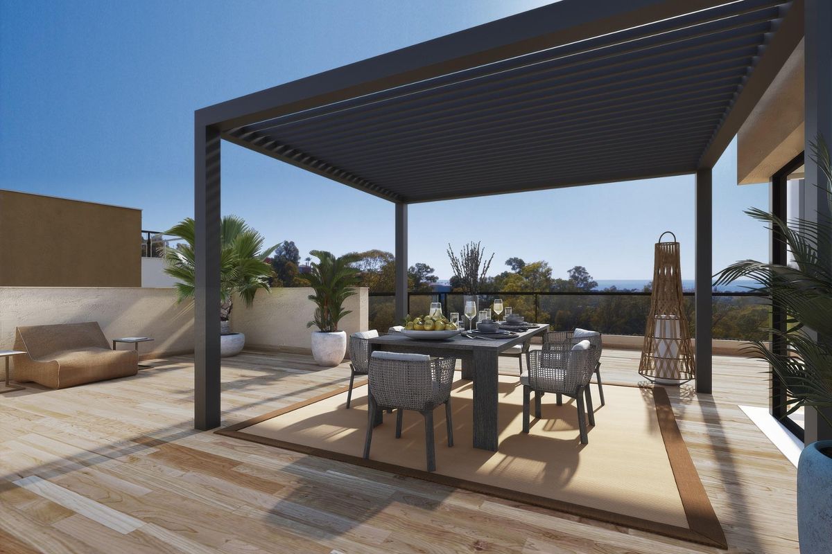Geavanceerd terras met eetopstelling en charmant landschap, gelegen in penthouse in Marbella, Costa del Sol.