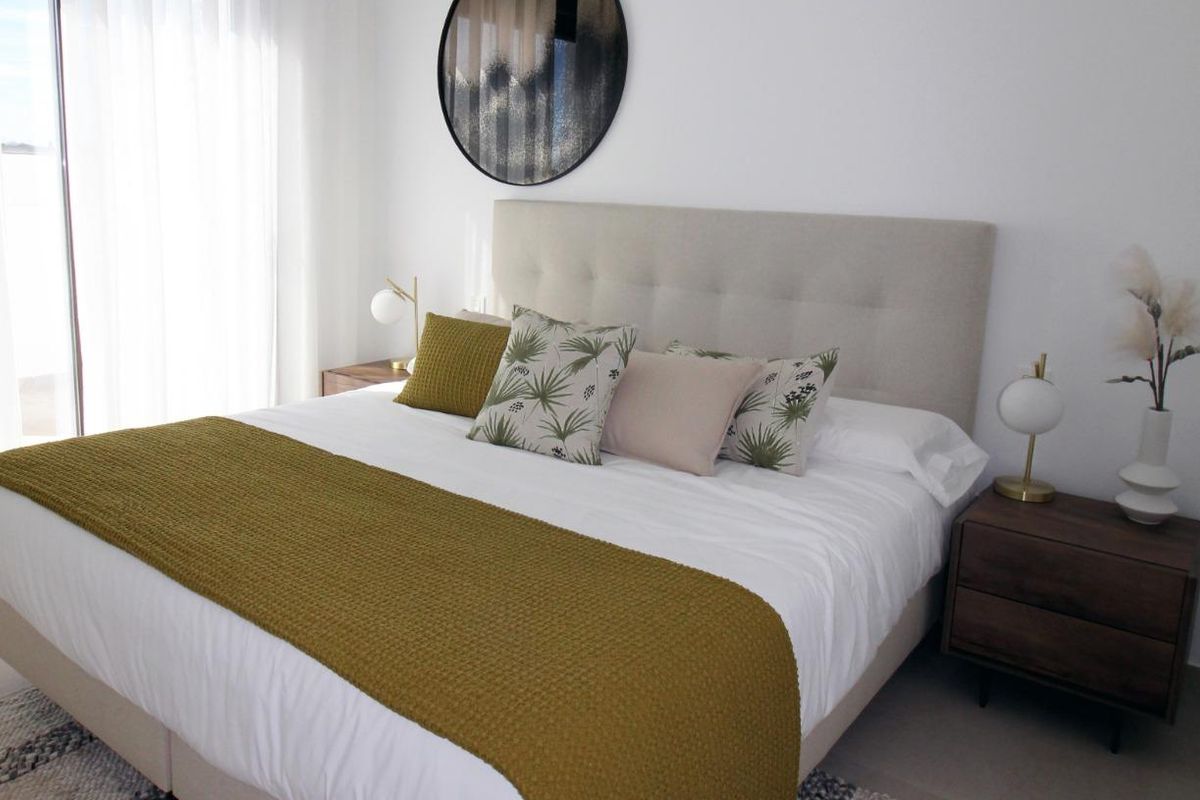 Gezellige master slaapkamer met een groot bed en stijlvolle decoratie in het townhouse van Pilar de La Horadada.