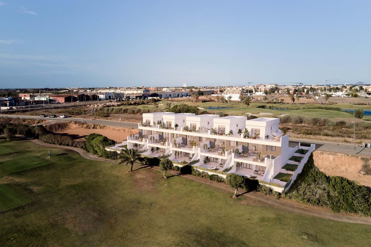 Een ander luchtperspectief van het 3-slaapkamer villa complex met groen, gelegen in Los Alcazares, Spanje.