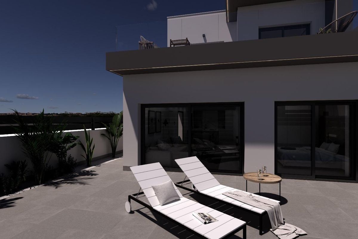 Ontspannende buitenruimte met ligstoelen nabij een stijlvolle 3-slaapkamer townhouse in Benijofar, Costa Blanca Zuid.