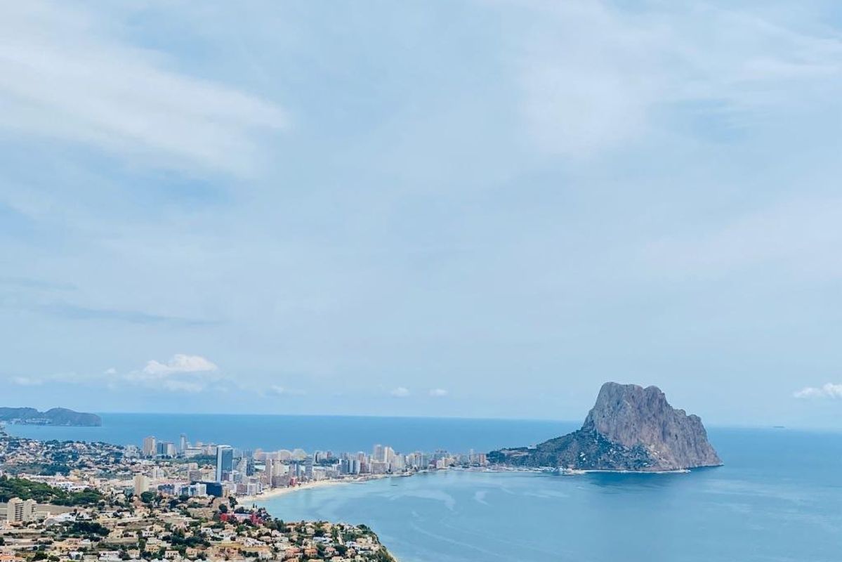 Spectaculair uitzicht op de kust van Calpe en de iconische rots vanuit een hoge positie.