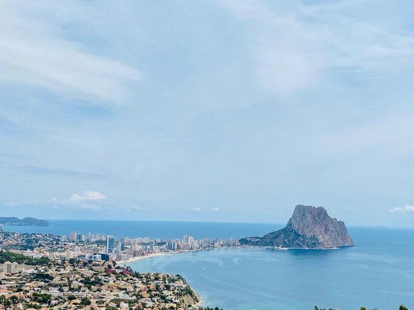 Spectaculair uitzicht op de kust van Calpe en de iconische rots vanuit een hoge positie.